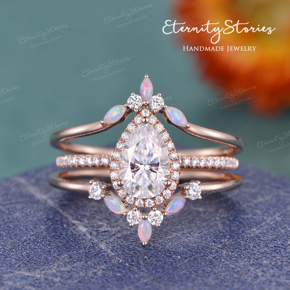 Pear Moissanit Verlobungsring Set Half Eternity Rose Gold Braut 3Stk Tropfen Diamant Halo Natürlicher Opal Hochzeitsband Stapelring von EternityStories