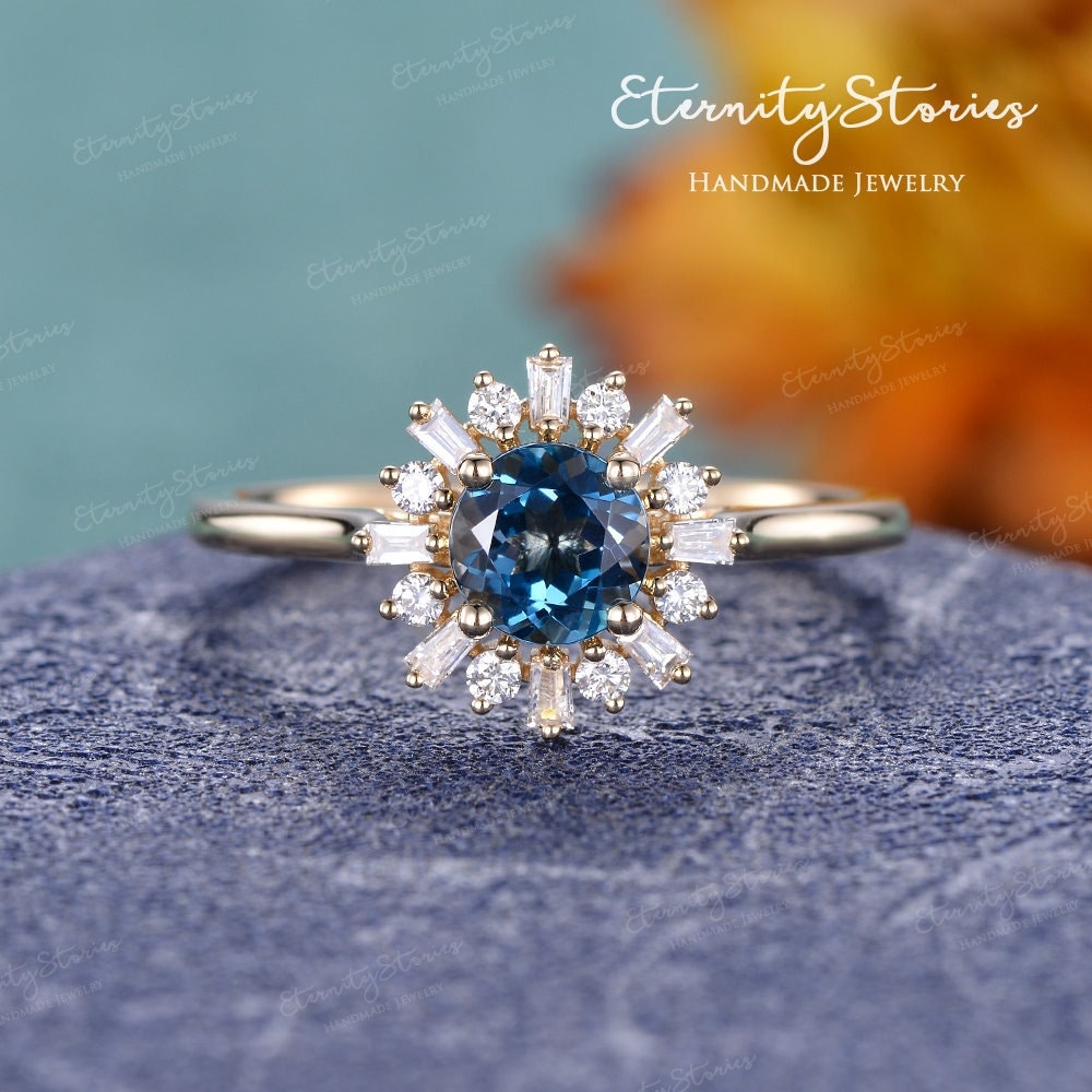 Sonnen Halo London Blautopas Verlobungsring Blume Gelbgold Cocktail Ring Baguette Topas Versprechen Frauen Dezember Geburtsstein von EternityStories