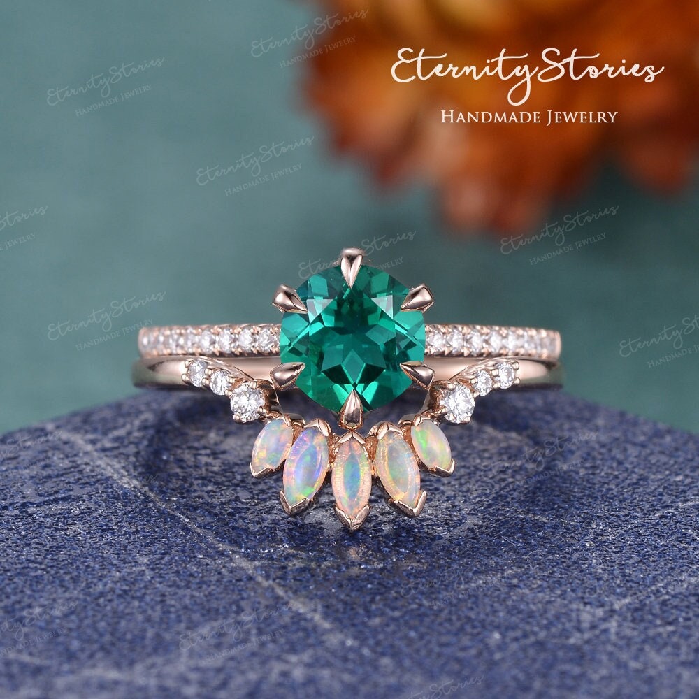 Verdeckter Halo Smaragd Verlobungsring Set Rosegold Braut Rundschliff Lab Stapelring Natürlicher Opal Ehering Vine Diamant Ring von EternityStories