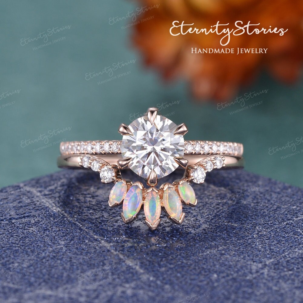 Versteckter Heiligenschein Rundschliff Moissanit Verlobungsring Set Rosegold Braut Frauen Natürlicher Opal Ehering Dom Ring Stapelring Geschenk von EternityStories