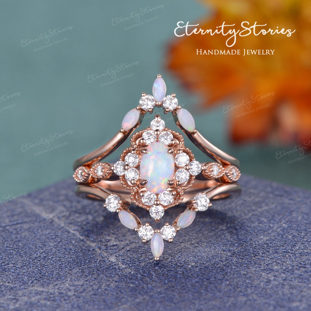 Vintage Natürlicher Opal Verlobungsring Set Oval Cut Fire Hochzeit Braut Set Art Deco Rose Gold Milgrain Cluster 3Stk Stapelring von EternityStories