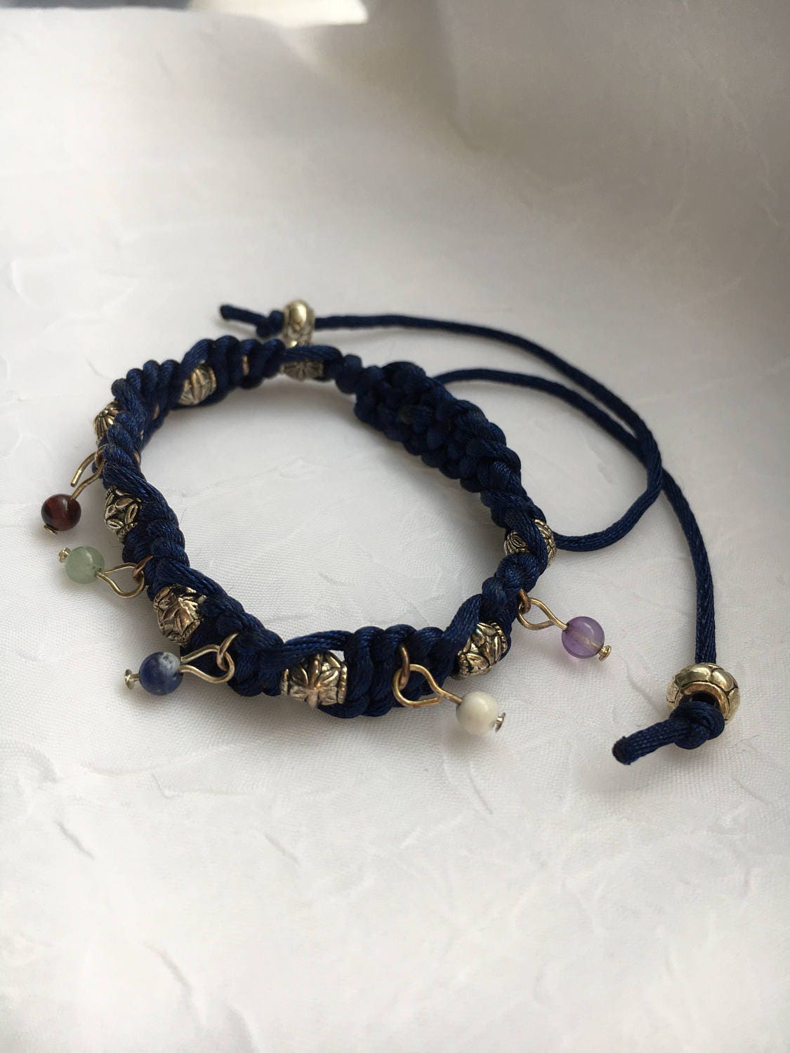 Blaue Macramé Chakra Armband Blaue Macramé Chakra Armband von EtherealLightDesigns