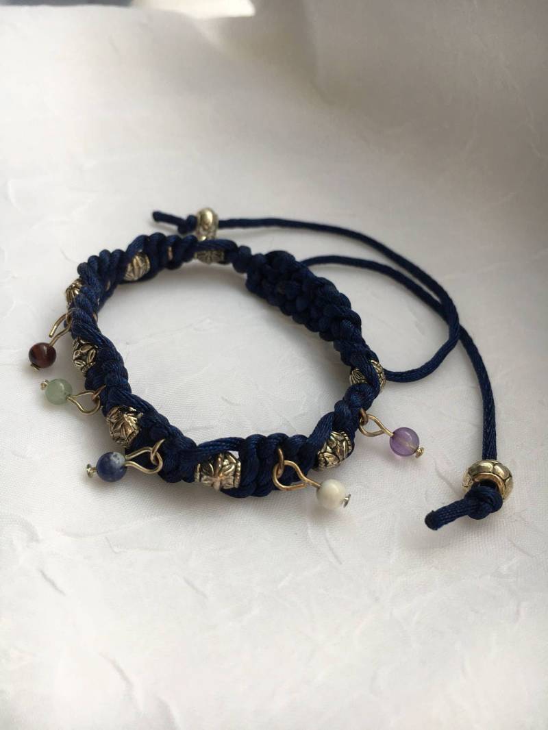 Blaue Macramé Chakra Armband von EtherealLightDesigns