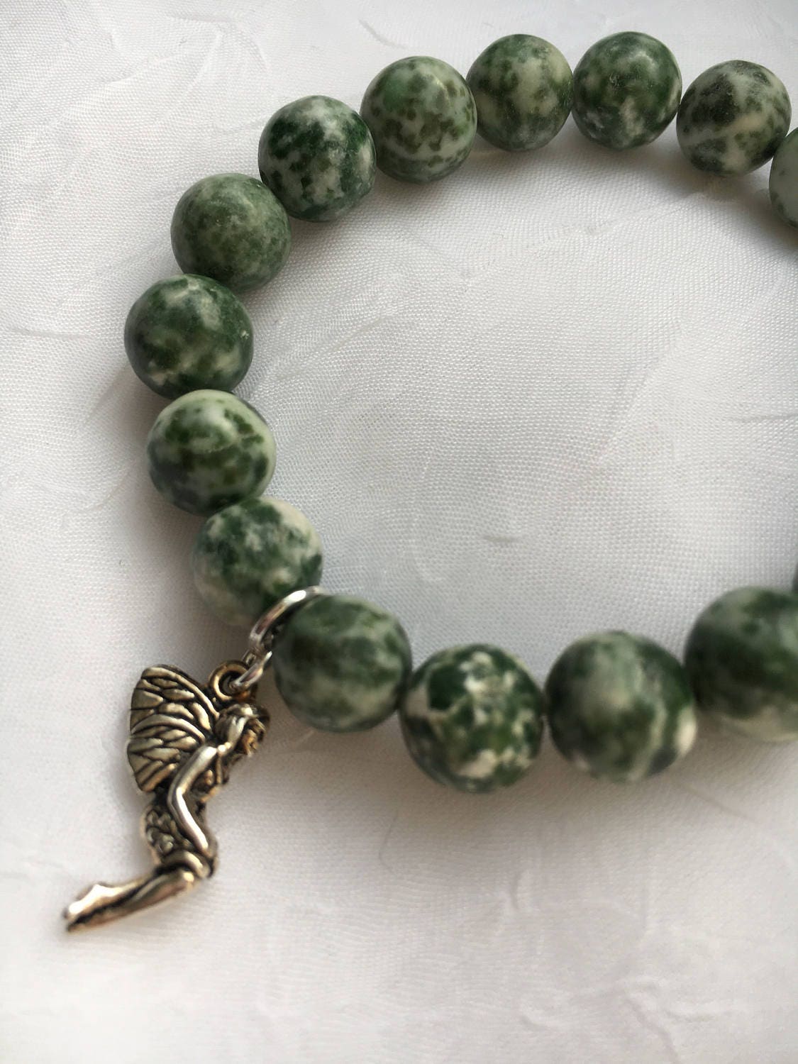 Grüne Vor Ort Jasper Armband Mit Fairy Anhänger Grüne Vor Ort Jasper Armband Mit Fairy Anhänger von EtherealLightDesigns