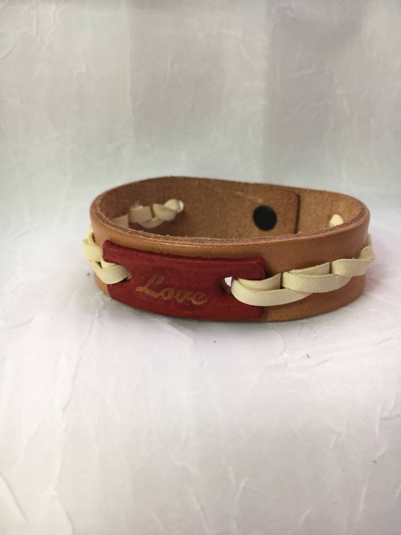 Liebe Geprägte Lederarmband von EtherealLightDesigns