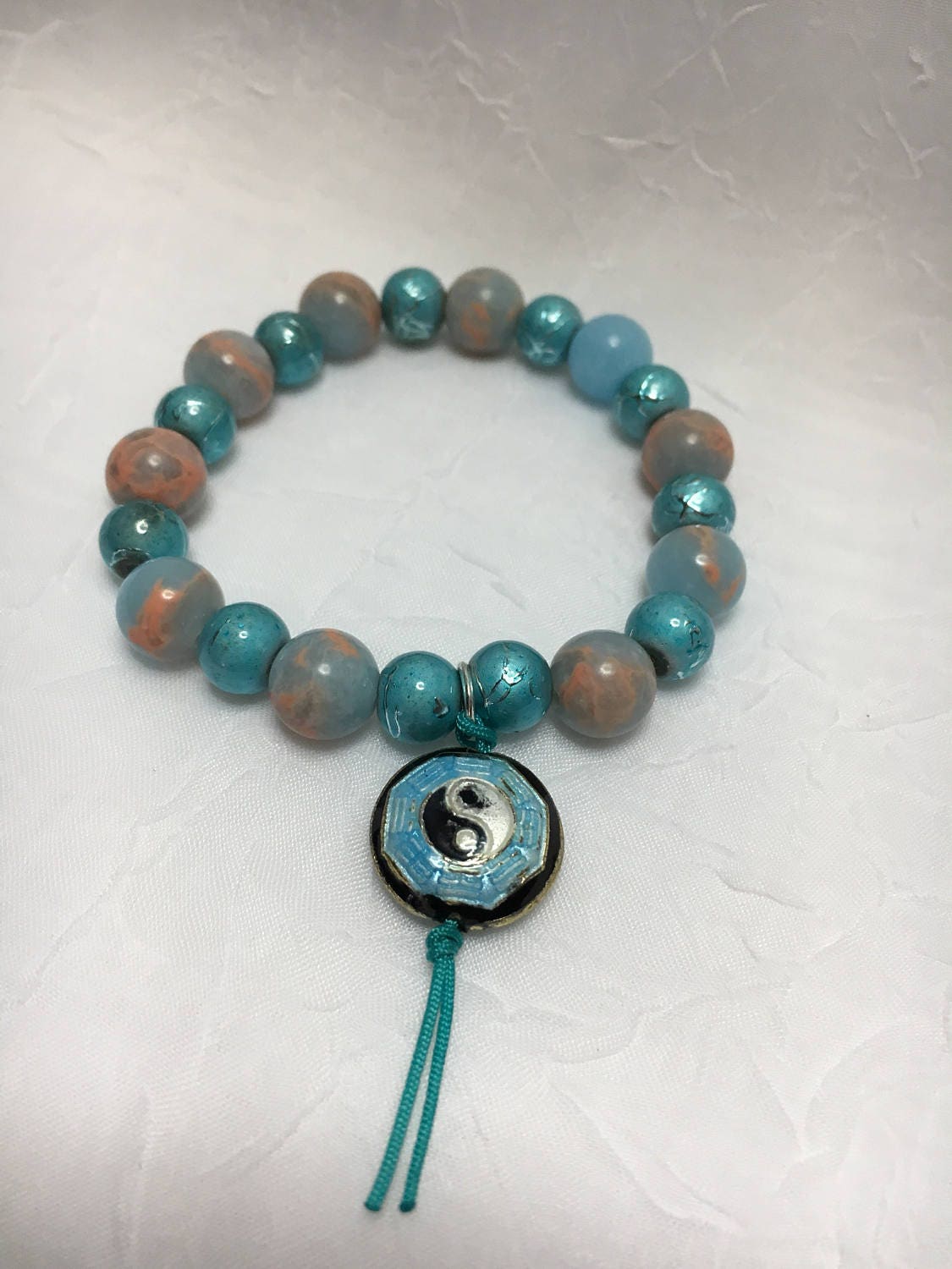 Powder Blue Imperiale Jaspis Mit Ying-Yang Metall Anhänger Armband Powder Blue Imperiale Jaspis Mit Ying-Yang Metall Anhänger Armband von EtherealLightDesigns