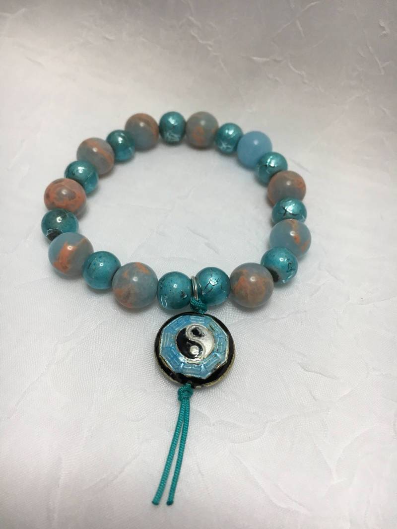 Powder Blue Imperiale Jaspis Mit Ying-Yang Metall Anhänger Armband von EtherealLightDesigns