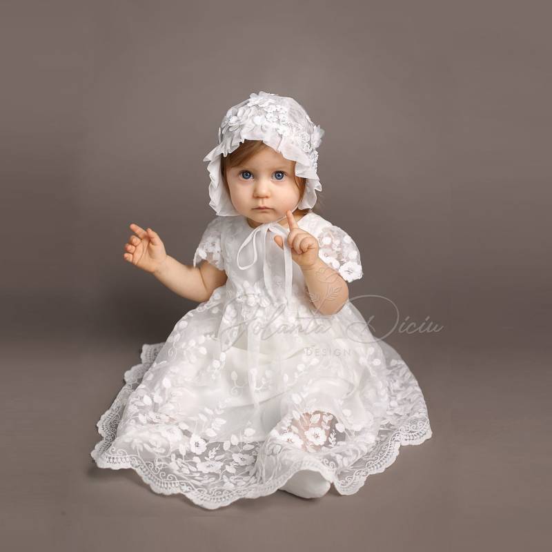 Taufkleid Aus Floraler Spitze Für Baby Mädchen, Kurz Oder Langarm Mit Passendem Häubchen, Schuhen Und Stirnband von EtherealPrincesse