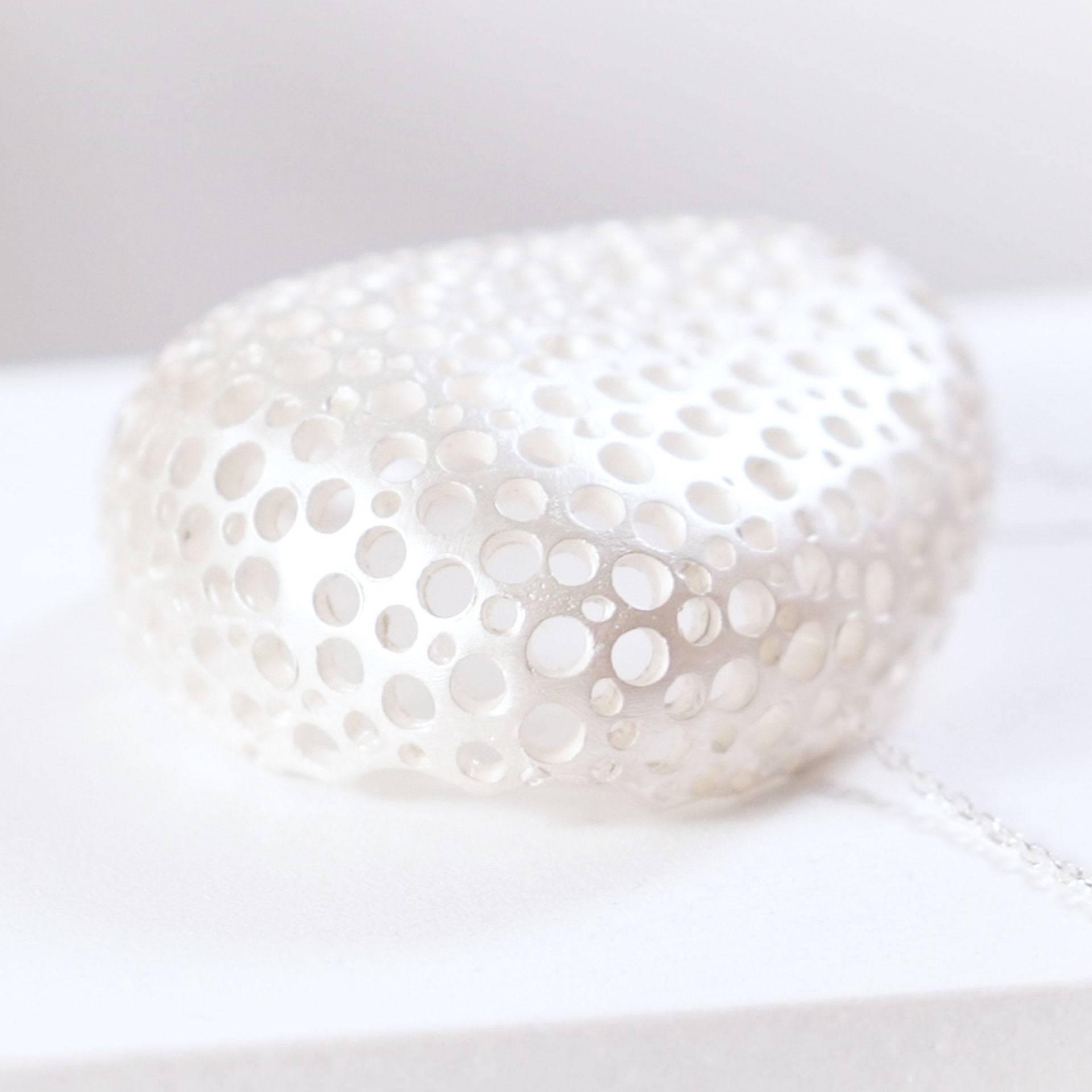 Anhänger in Fair White Silber Trade Halskette Nachhaltig Schmuck Transparent Design Steuerme De Mer Kollektion Emilie Bliguet Barcelona Anhänger in Fair White Silber Trade Halskette Nachhaltig Schmuck Transparent Design Steuerme De Mer Kollektion Emilie Bliguet Barcelona von EthicaljewelryEB