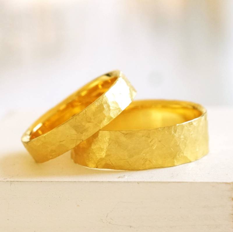 Eheringe in Fair Gelb Rosé Rot Weißgold 585 Oder 750Er Gold Gehämmerte Unisex Trauringe Facettierte Von Mir Meiner Werkstatt Gemacht von EthicaljewelryEB