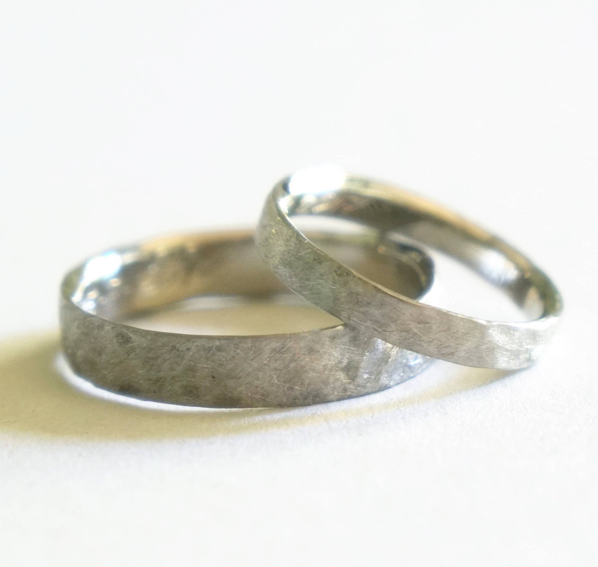 Eheringe in Zertifiert Weißgold 750Er-Gold Gehämmerte Bandringe Unisex Trauringe Facettierte Von Mir Meiner Werkstatt Gemacht Eheringe in Zertifiert Weißgold 750Er-Gold Gehämmerte Bandringe Unisex Trauringe Facettierte Von Mir Meiner Werkstatt Gemacht von EthicaljewelryEB