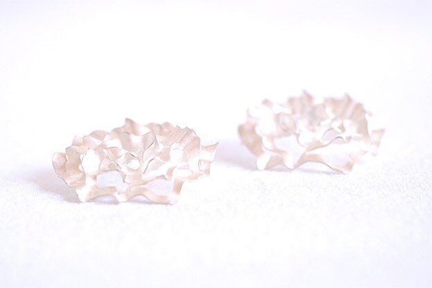 Ethereal Roses Ohrringe Aus Fairem Weißem Silber, Nachhaltige Grüne Silberohrstecker Nach Kundenwunsch, Handgefertigt in Meiner Werkstatt Im Ethereal Roses Ohrringe Aus Fairem Weißem Silber, Nachhaltige Grüne Silberohrstecker Nach Kundenwunsch, Handgefertigt in Meiner Werkstatt Im von EthicaljewelryEB