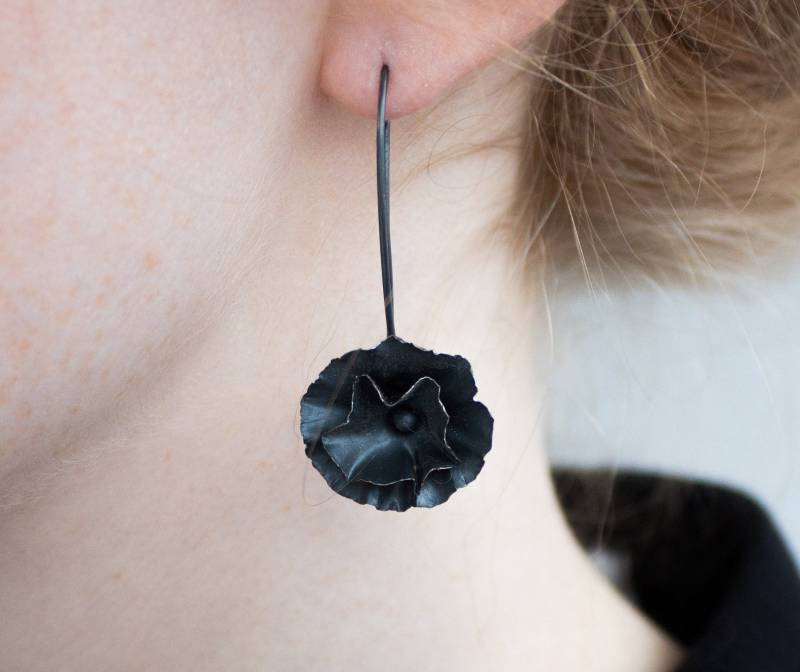 Ohrringe in Zertifiziertem, Silbernem Oxidiertem Printemps-Sortiment Mit Schwarzen Blumen, Natürlichem Design, Das Meiner Werkstatt von EthicaljewelryEB