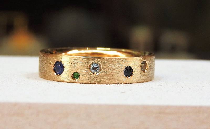 Ring in Fairmined Gold, 750/000 & Edelsteine Mit 2 Blauen Saphiren 1 Topas Smaragd Und Aquamarin Handgefertigtem Barcelona Ring in Fairmined Gold, 750/000 & Edelsteine Mit 2 Blauen Saphiren 1 Topas Smaragd Und Aquamarin Handgefertigtem Barcelona von EthicaljewelryEB