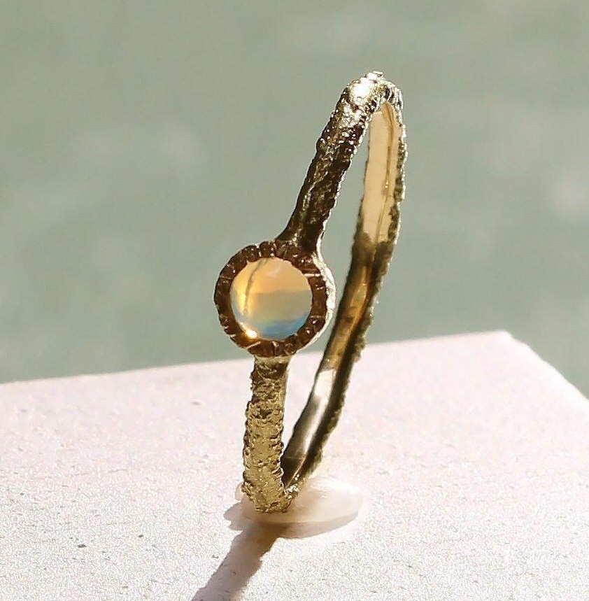 Ring in Gold 750/000 Mit Ein Opal Cabochon, Solitärring Ring in Gold 750/000 Mit Ein Opal Cabochon, Solitärring von EthicaljewelryEB