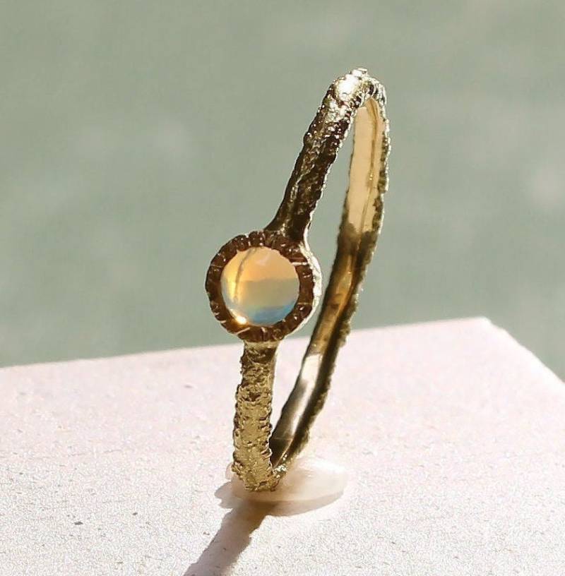 Ring in Gold 750/000 Mit Ein Opal Cabochon, Solitärring Ring in Gold 750/000 Mit Ein Opal Cabochon, Solitärring von EthicaljewelryEB