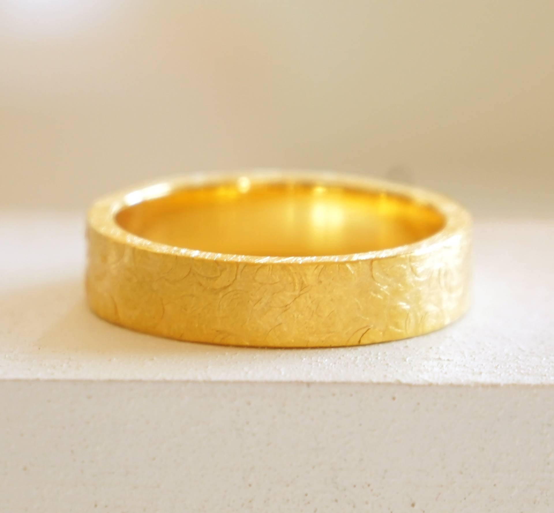 Trauring in Fairmined Gold 14K, 18K Oder 22K, Zeitgenössisch Gehämmert, Fairmined Gold, Fairmined Gold, Handmade Dicker Ring Trauring in Fairmined Gold 14K, 18K Oder 22K, Zeitgenössisch Gehämmert, Fairmined Gold, Fairmined Gold, Handmade Dicker Ring von EthicaljewelryEB