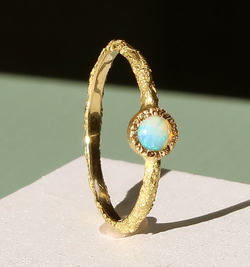 Verlobungsring Mit Opal-Trauring Aus Zertifiert Fairmined Gold - Für Einen Einzigartigen Hochzeits-Opal Cabochon Montiert Auf Einem Sehr Verlobungsring Mit Opal-Trauring Aus Zertifiert Fairmined Gold - Für Einen Einzigartigen Hochzeits-Opal Cabochon Montiert Auf Einem Sehr von EthicaljewelryEB