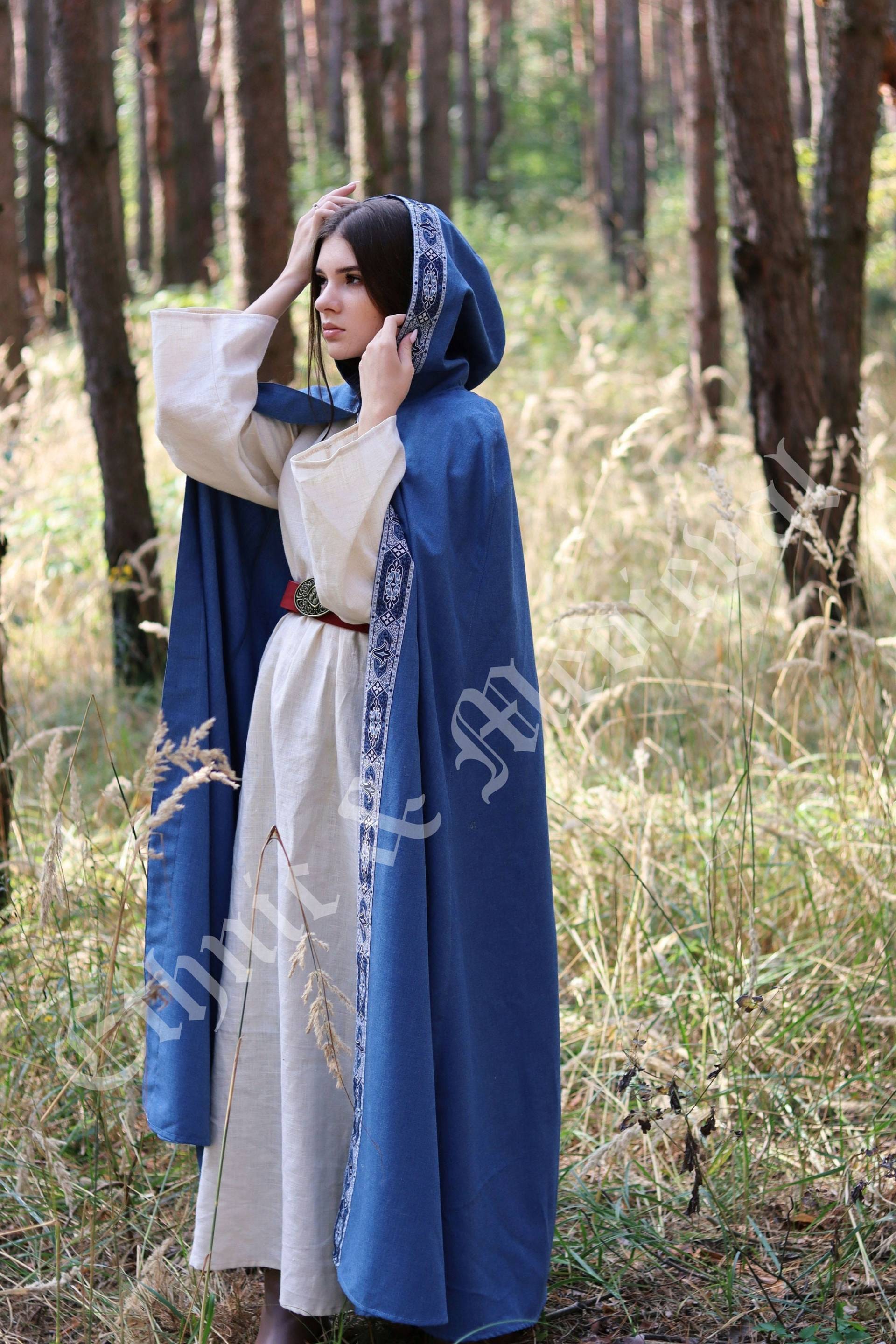 Mittelalterliches Kapuzencape Mit Fantasybesatz Blauer Veganer Wolle Wikinger Umhang Schildmaid Larp Cosplay Reanactment Renfaire Outfit von EthnicandMedieval