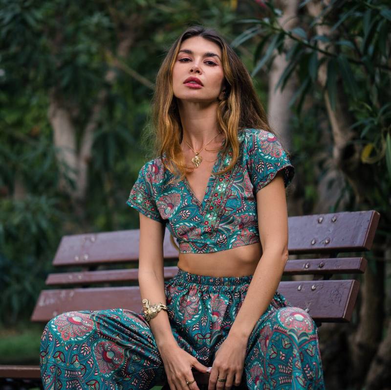 Boho Blumen Print Crop Top | Offener Rücken, Kurze Ärmel von Ethnicqueen