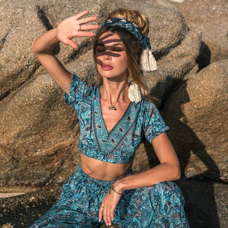 Boho Blumen Print Crop Top | Offener Rückenhalfter, Perlenpompoms von Ethnicqueen