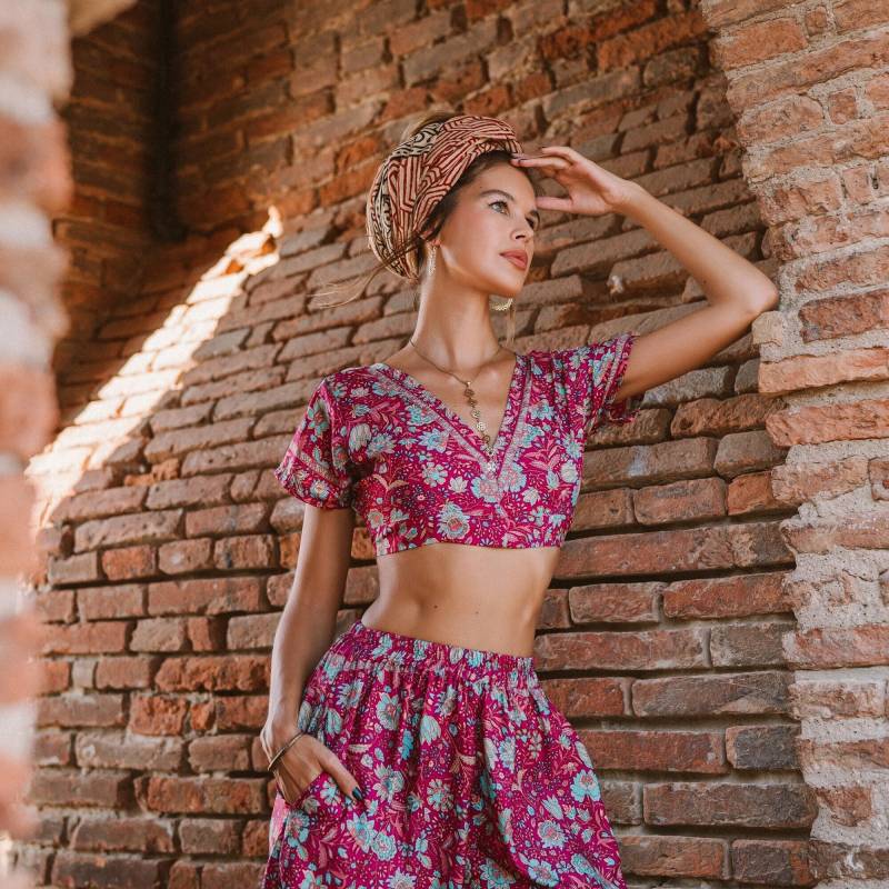 Boho Blumen Print Crop Top | Rosa Rückenfreies Halfter, Kurze Ärmel von Ethnicqueen