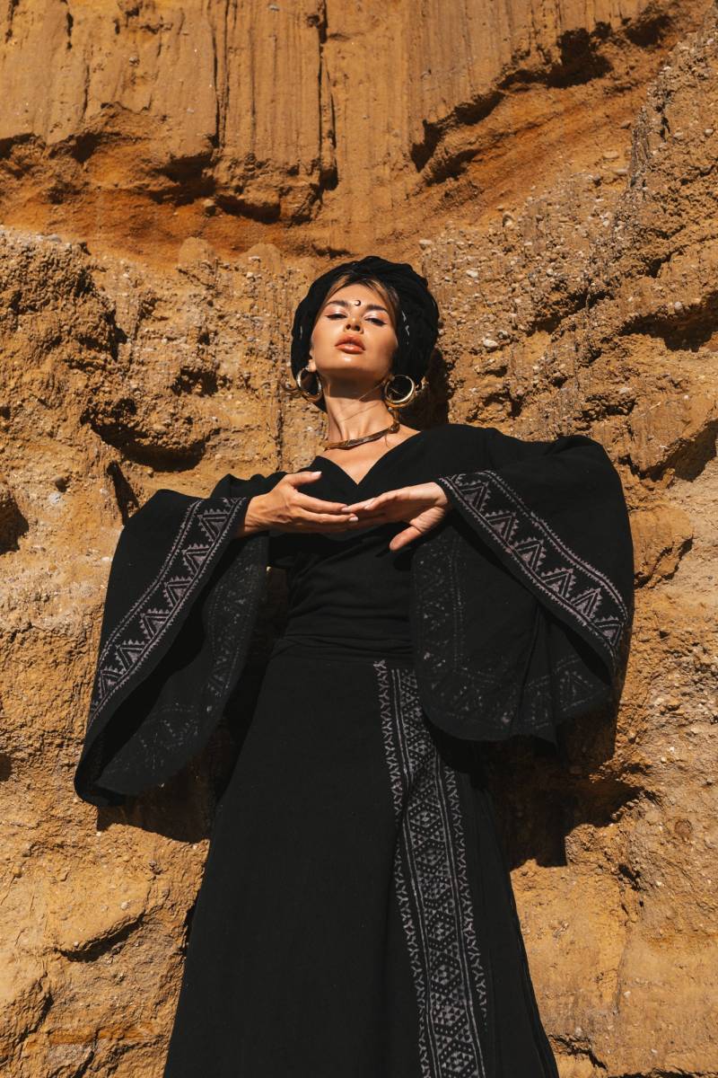 Schwarzes Boho Wickeltop | Ausgestellte Ärmel, Block Print von Ethnicqueen