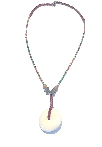 Ethnos Barcelona - Halskette mit Aventurinsteinen und rezyklierter afrikanischer Hornperle. Länge: 49 cm. von Ethnos Barcelona