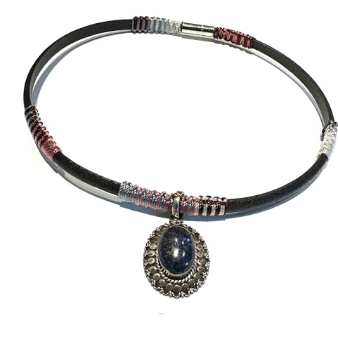 Ethnos Barcelona – Lederhalsband mit Lapislazuli und Silberanhänger. Länge: 41,5 cm. von Ethnos Barcelona