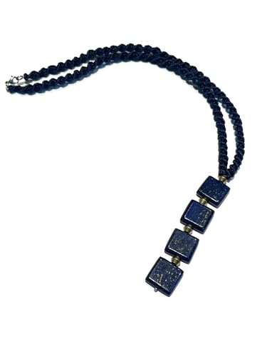 Ethnos Barcelona - Makramee-Halskette mit 4 vertikalen Lapislazuli-Steinen. Länge: 46 cm. Ethnos Barcelona - Makramee-Halskette mit 4 vertikalen Lapislazuli-Steinen. Länge: 46 cm. von Ethnos Barcelona