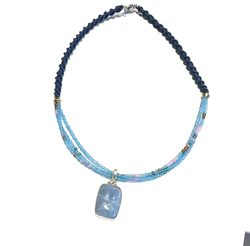 Ethnos Barcelona – Twist-Halsband mit blauem Opalanhänger und Silber. Länge: 40,5 cm. von Ethnos Barcelona