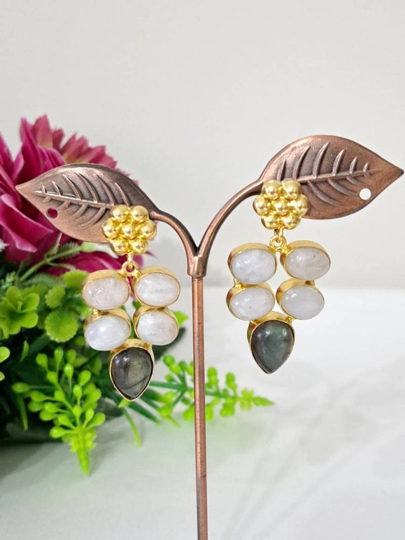 Art-Deco-Ohrringe Mit Grauen Und Weißen Labradorit-Edelsteinen Art-Deco-Ohrringe Mit Grauen Und Weißen Labradorit-Edelsteinen von EtnaBijoux