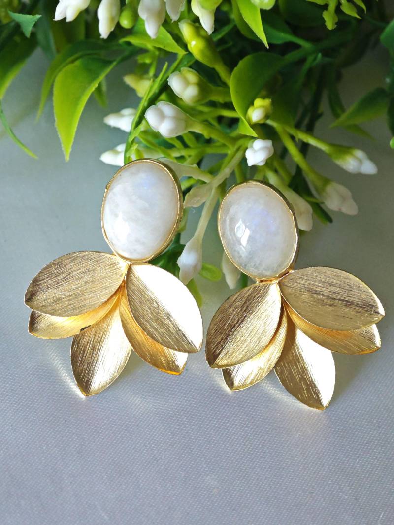 Art Deco Ohrringe Mit Mondsteinen Und Goldmessing von EtnaBijoux