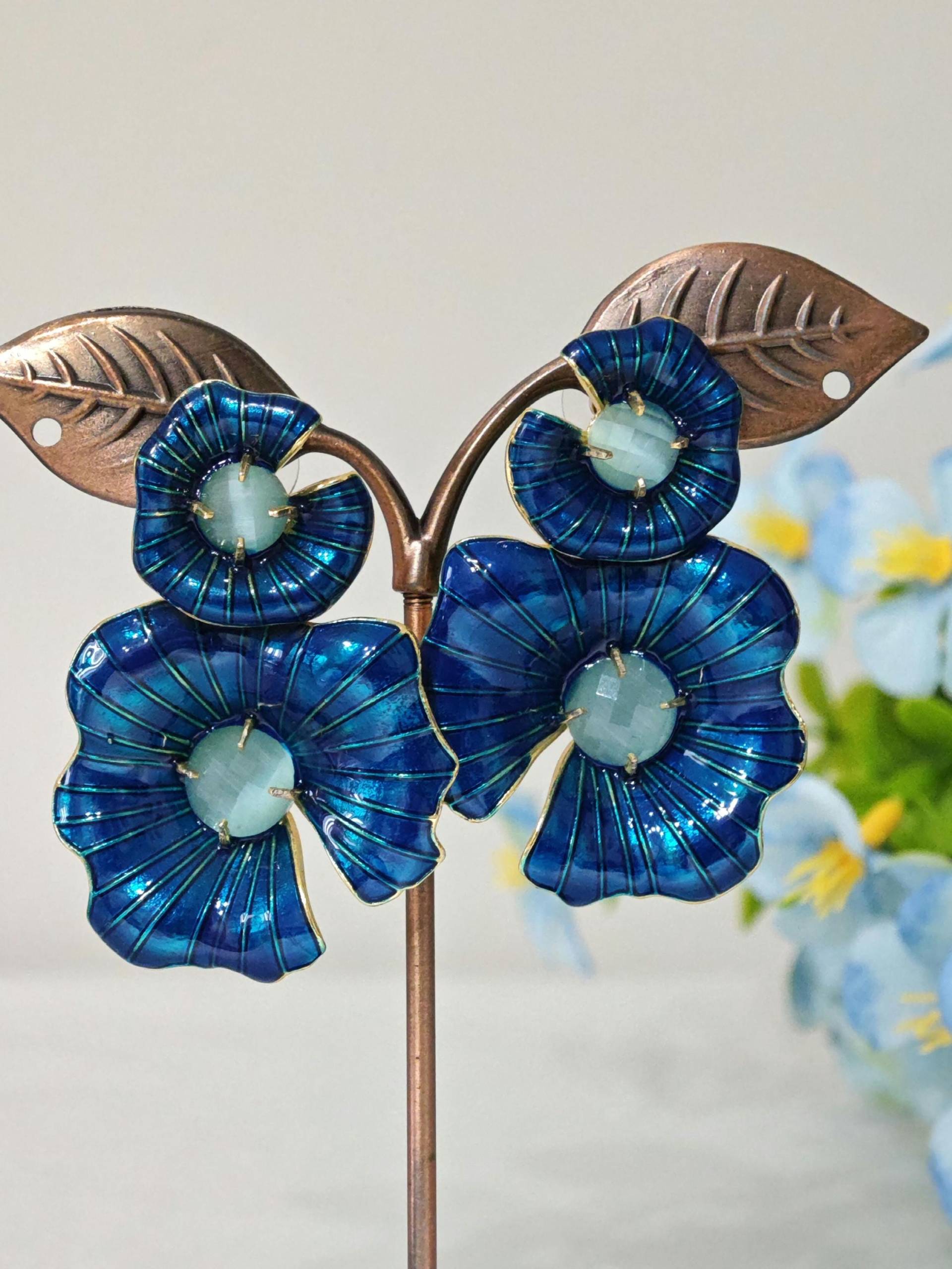Emaillierte Goldene Messing-Blumenohrringe, Art-Deco-Ohrringe, Maxi-Ohrringe Emaillierte Goldene Messing-Blumenohrringe, Art-Deco-Ohrringe, Maxi-Ohrringe von EtnaBijoux