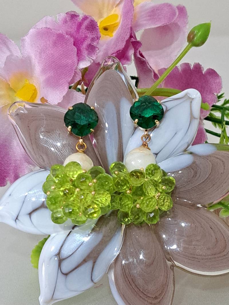 Grüne Briolette-Ohrringe Aus Zirkonium Mit Weißen Perlen, Cluster-Ohrringe von EtnaBijoux