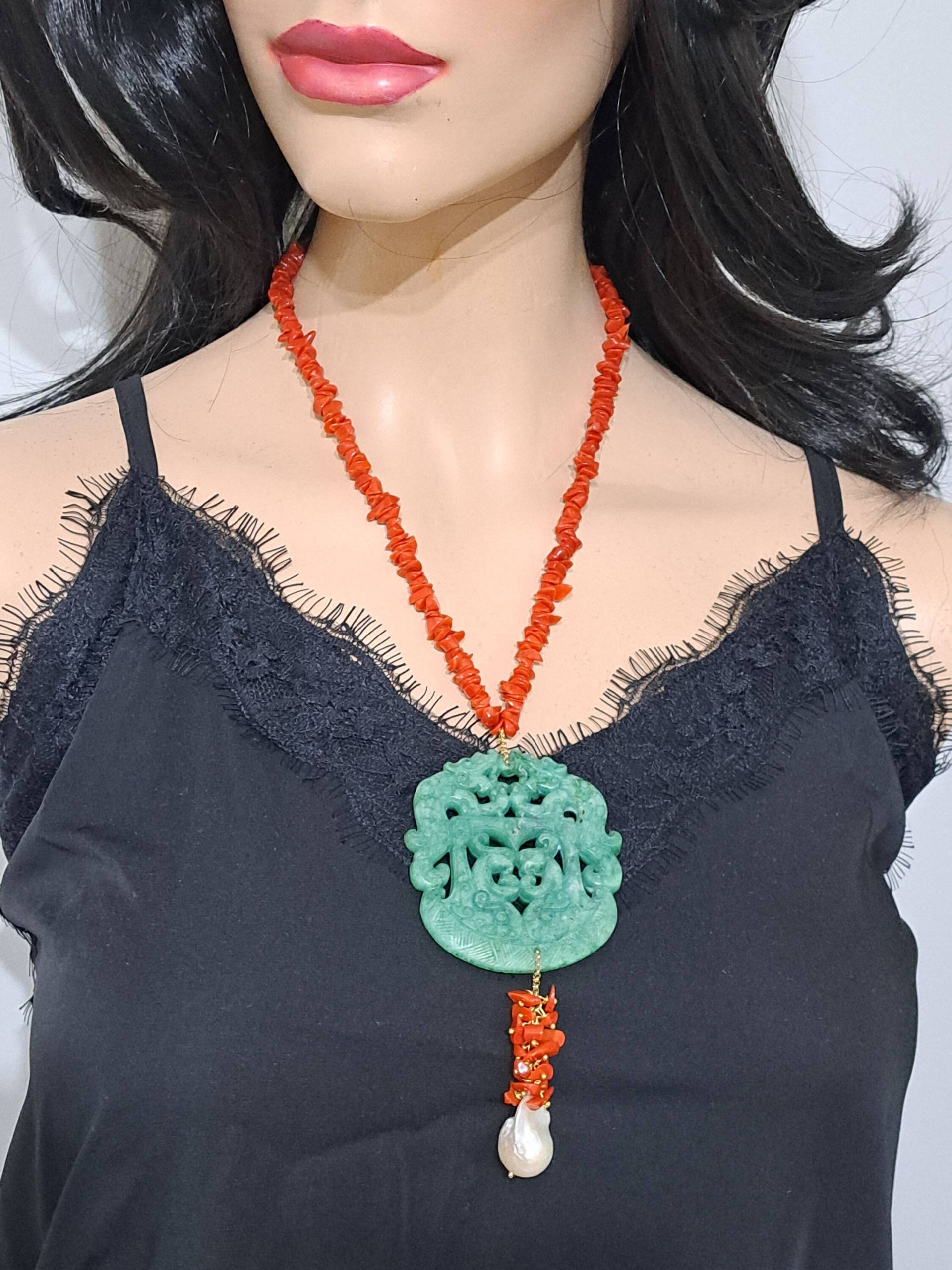 Halskette Aus Natürlicher Mediterraner Roter Koralle Mit Graviertem Anhänger Grüner Jade von EtnaBijoux