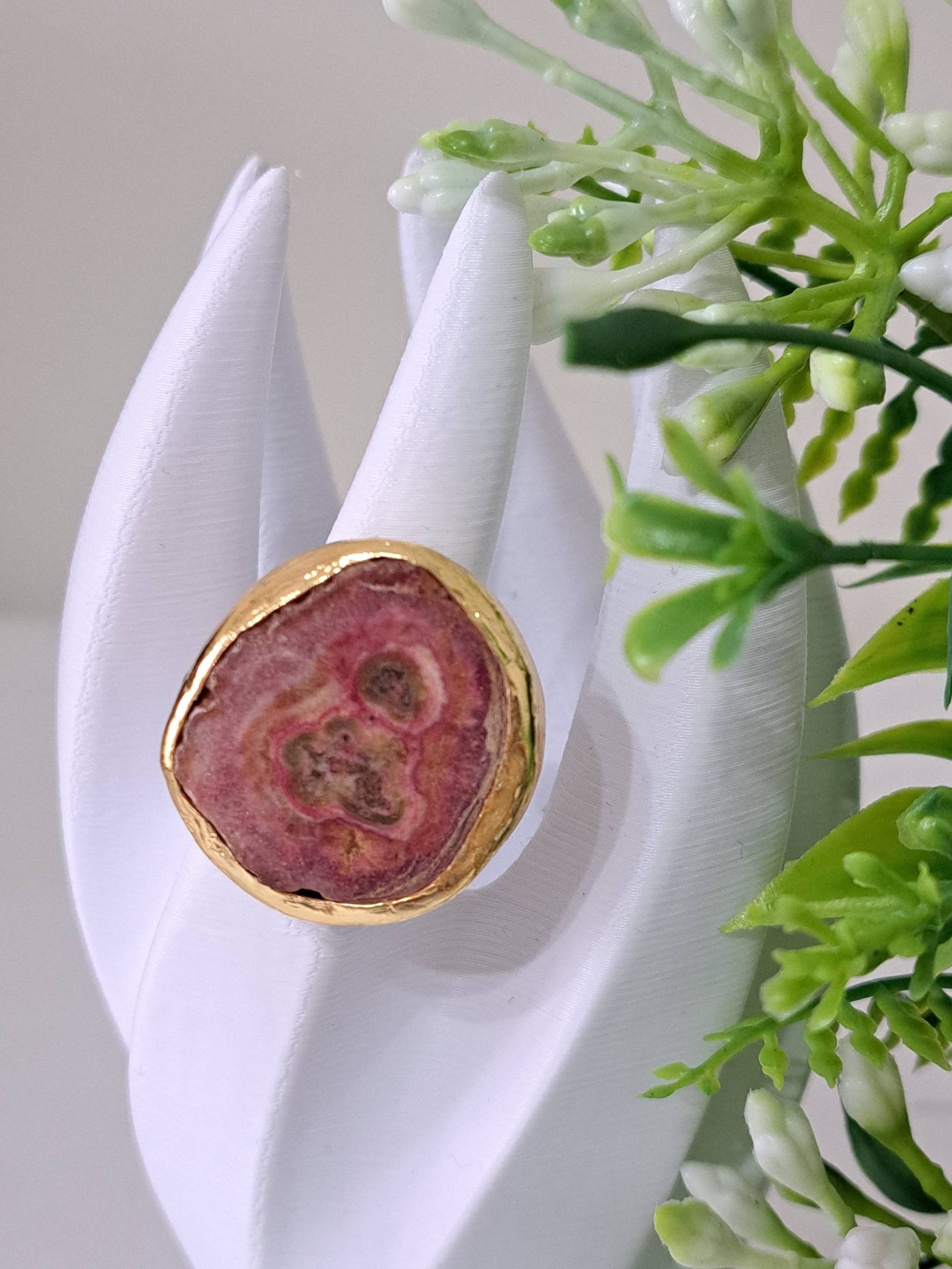 Maxi-Ring Mit Rosa Rhodonitstein Und Vergoldetem Messing von EtnaBijoux