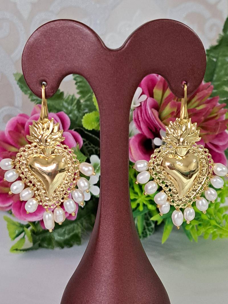 Ohrringe Mit Herz-Jesu-Anhänger Und Natürlichen Weißen Perlen Ohrringe Mit Herz-Jesu-Anhänger Und Natürlichen Weißen Perlen von EtnaBijoux