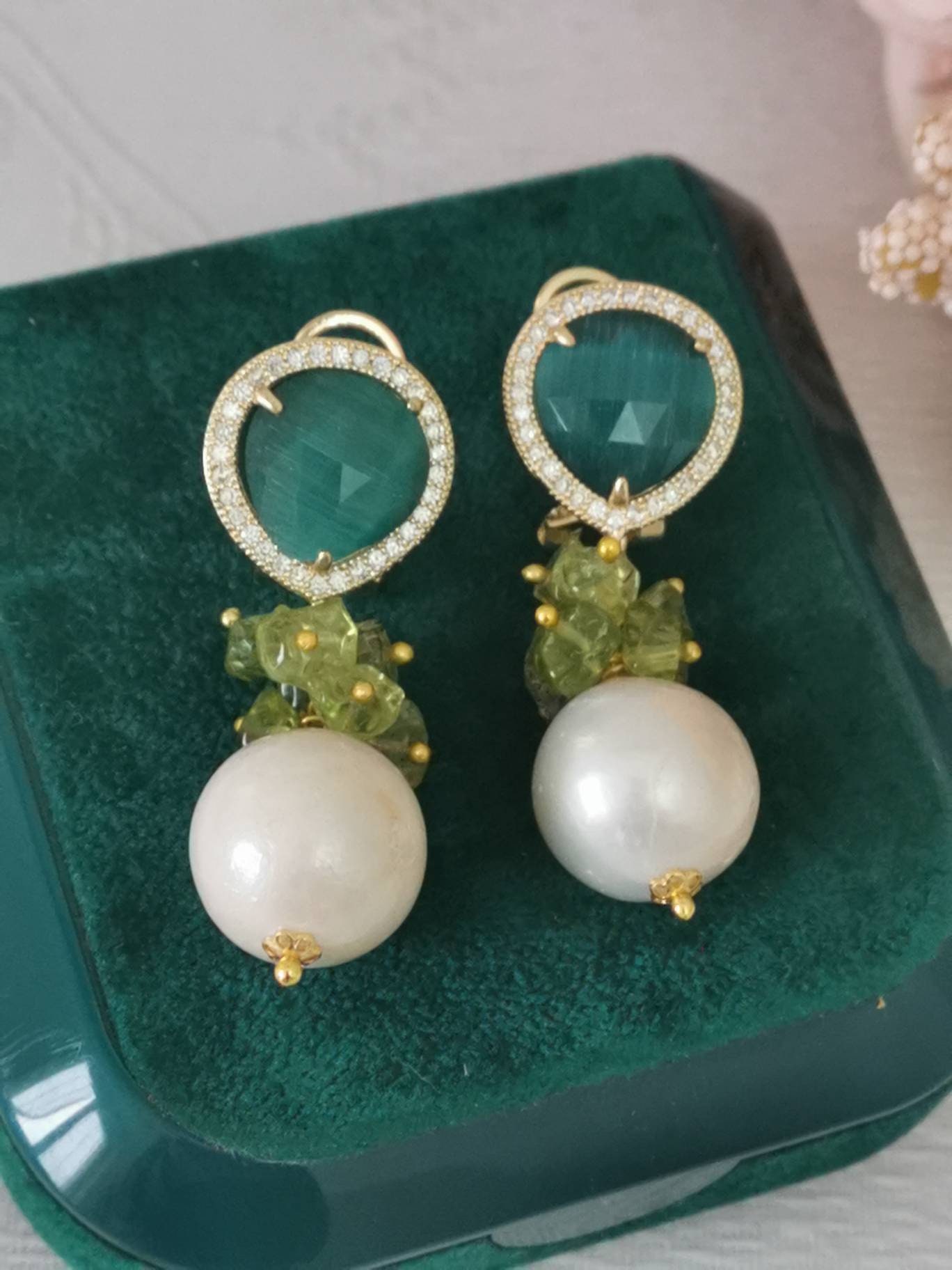 Ohrringe Aus Weißen Barockperlen Und Peridot - Grünen Quarz-Hartsteinen Ohrringe Aus Weißen Barockperlen Und Peridot - Grünen Quarz-Hartsteinen von EtnaBijoux