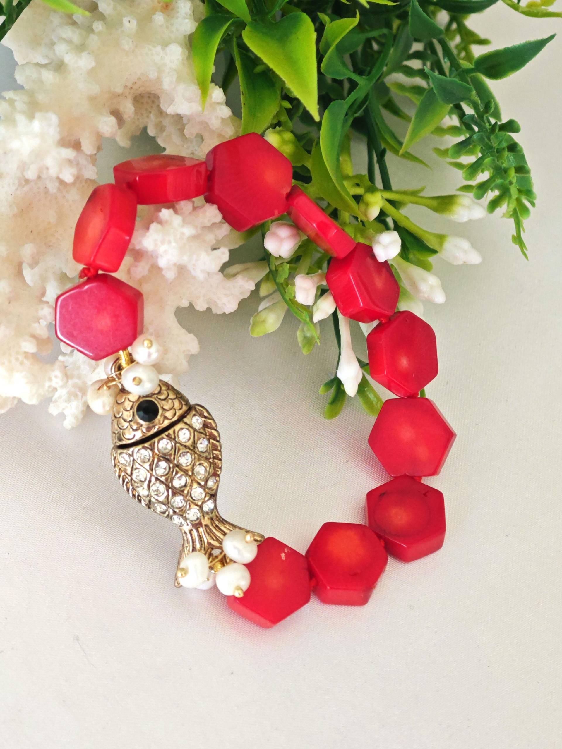 Rotes Korallenarmband Mit Weißen Perlen, Fischarmband von EtnaBijoux
