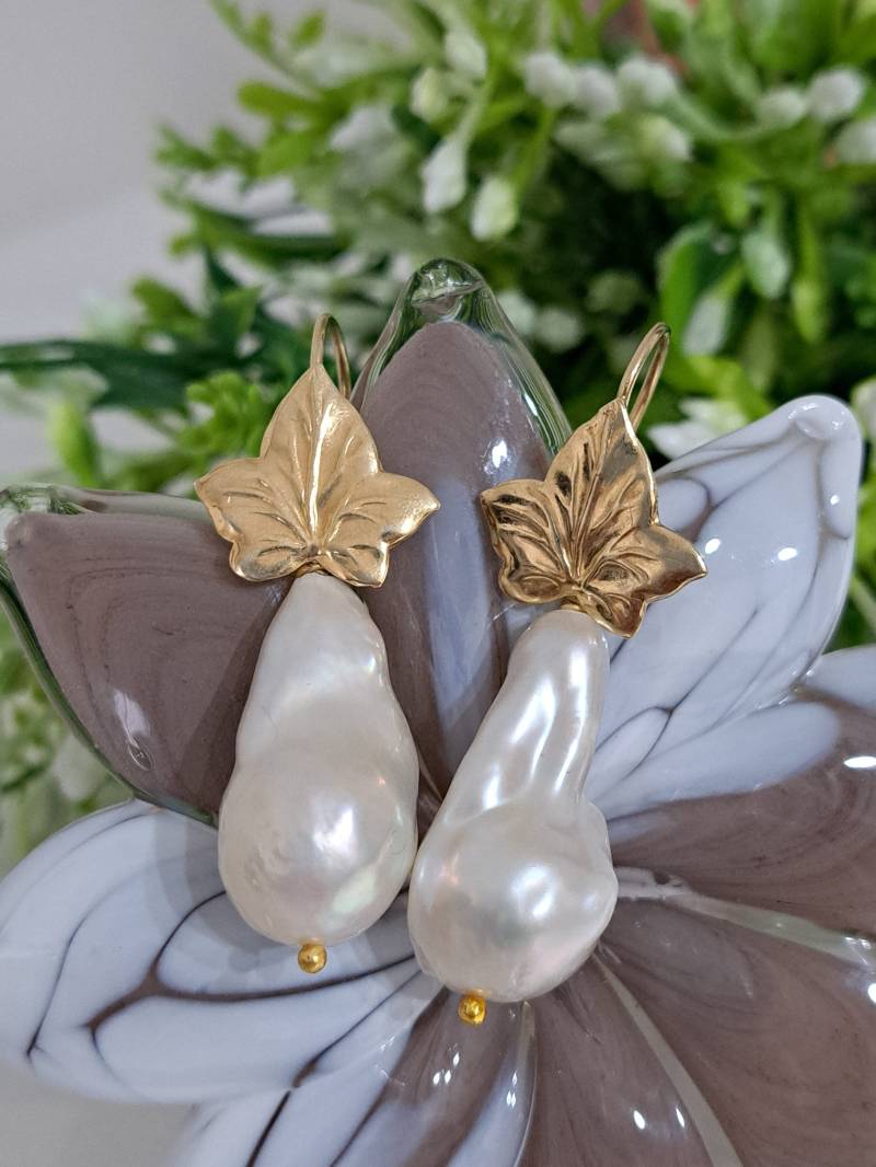 Tropfenohrringe Mit Weißen Barockperlen Und Vergoldetem 925Er Silber Tropfenohrringe Mit Weißen Barockperlen Und Vergoldetem 925Er Silber von EtnaBijoux