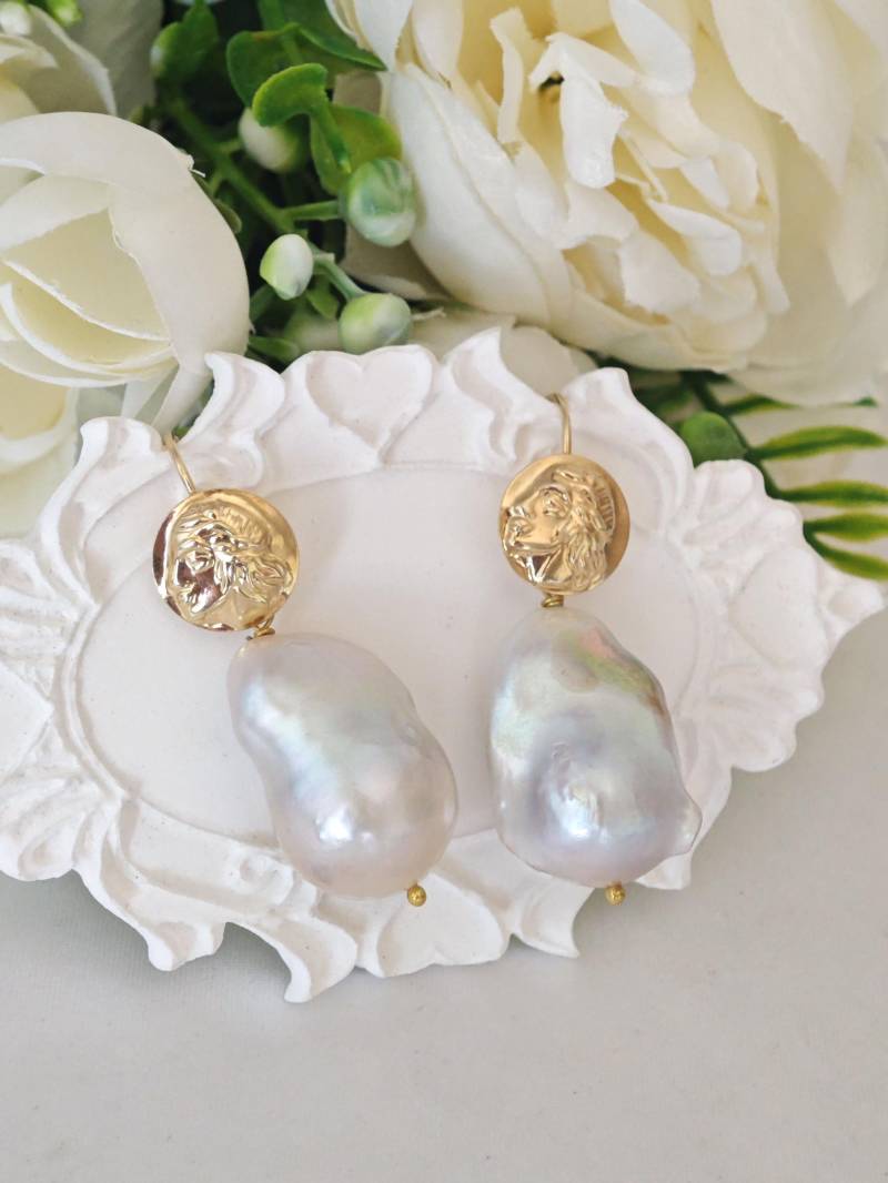 Ohrringe Mit Weißen Barockperlen Und Silbermünzen in Vergoldetem Silber Ohrringe Mit Weißen Barockperlen Und Silbermünzen in Vergoldetem Silber von EtnaBijoux