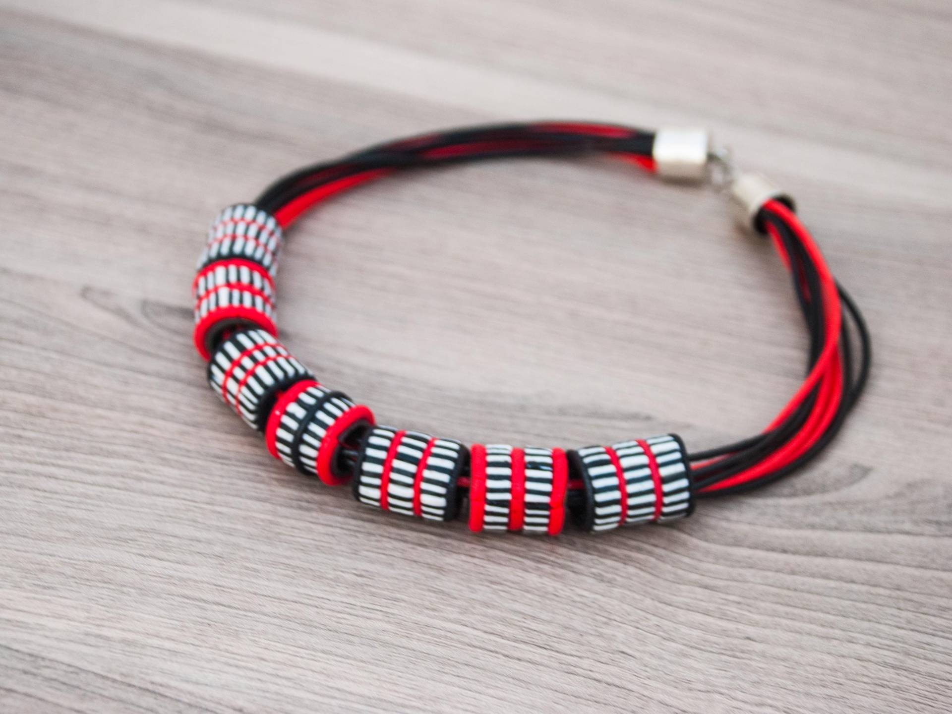 Chunky Weiß Rot Schwarz Halskette Moderne Gestreifte Schlauch-Perlen-Halskette Polymer Clay Schmuck Geburtstag Geschenkideen Für Frau Chunky Weiß Rot Schwarz Halskette Moderne Gestreifte Schlauch-Perlen-Halskette Polymer Clay Schmuck Geburtstag Geschenkideen Für Frau von Etniika