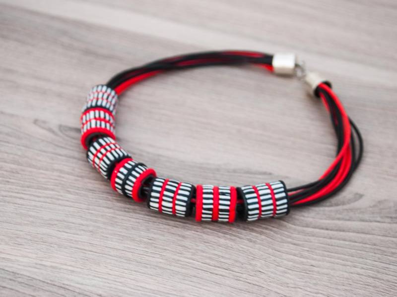Chunky Weiß Rot Schwarz Halskette Moderne Gestreifte Schlauch-Perlen-Halskette Polymer Clay Schmuck Geburtstag Geschenkideen Für Frau von Etniika