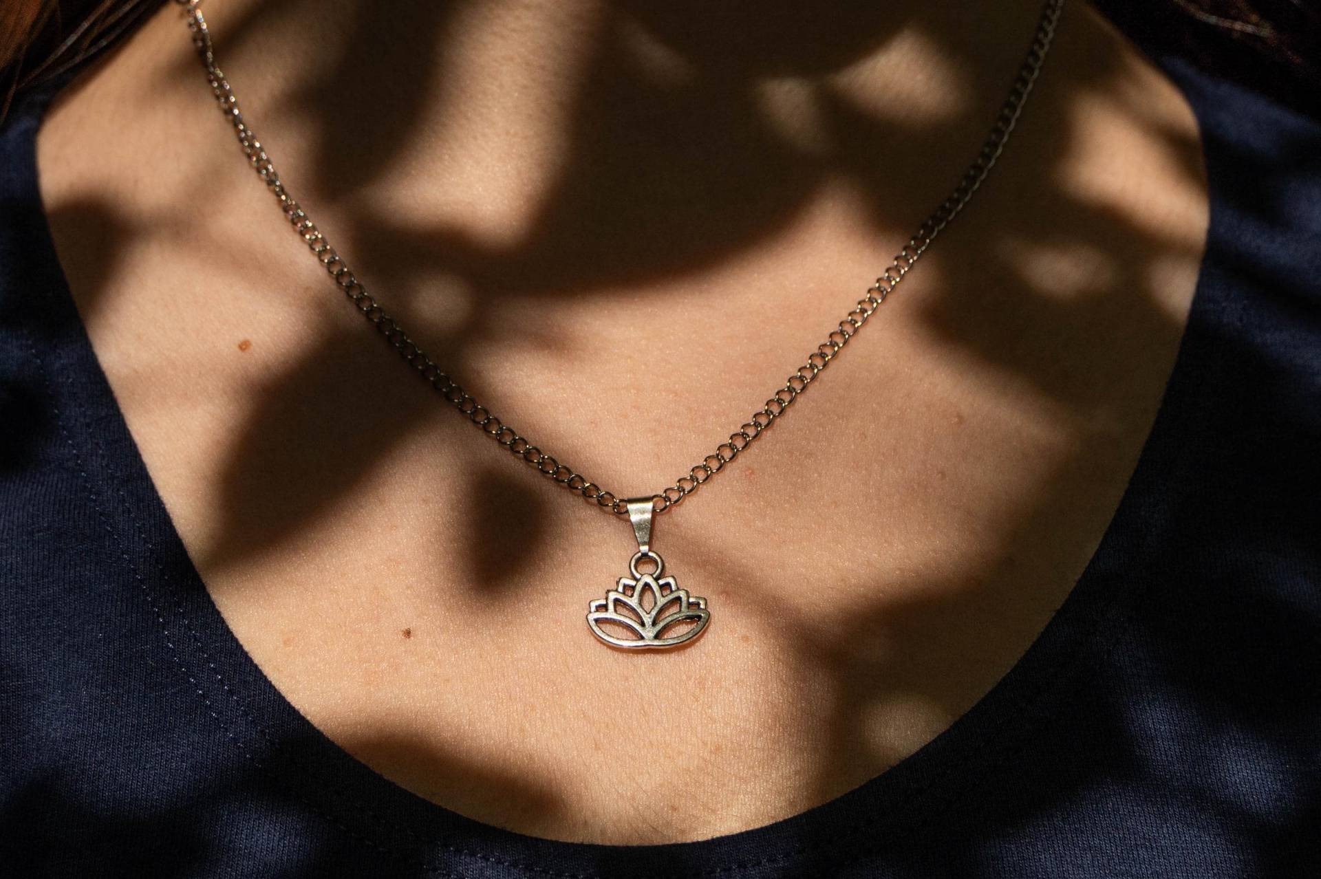 Silberne Gliederkette Mit Lotosblüten Anhänger Silberne Gliederkette Mit Lotosblüten Anhänger von EtoileLiora