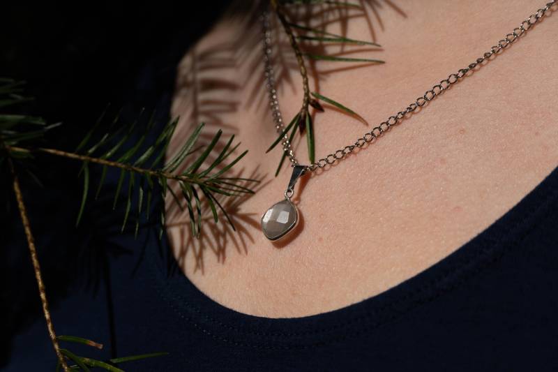 Silberne Gliederkette Mit Mondstein Anhänger Silberne Gliederkette Mit Mondstein Anhänger von EtoileLiora