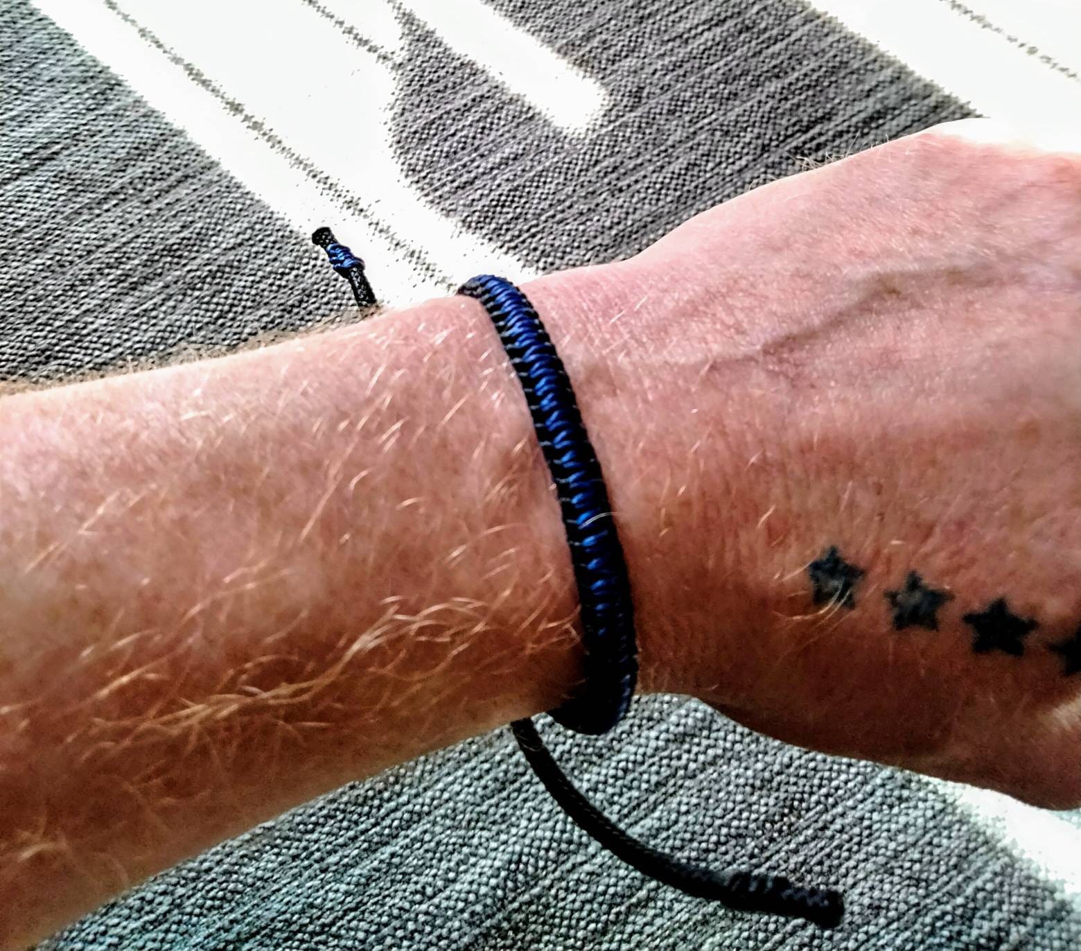 Dünnes Blaues Line Handgemachtes Armband Dünnes Blaues Line Handgemachtes Armband von EtsyExclamation