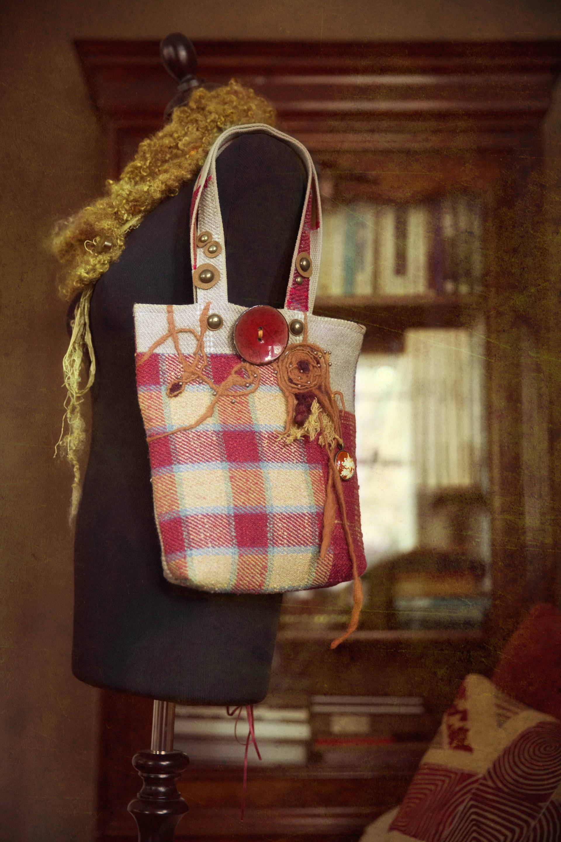 Einzigartige Handtasche. Handgemachte Tasche. Patchwork Mulberry Home Wollstoff in Satten Warmen Farben. Nadelfilz Und Kokosknopf Einzigartige Handtasche. Handgemachte Tasche. Patchwork Mulberry Home Wollstoff in Satten Warmen Farben. Nadelfilz Und Kokosknopf von EtsyMakeArtLife