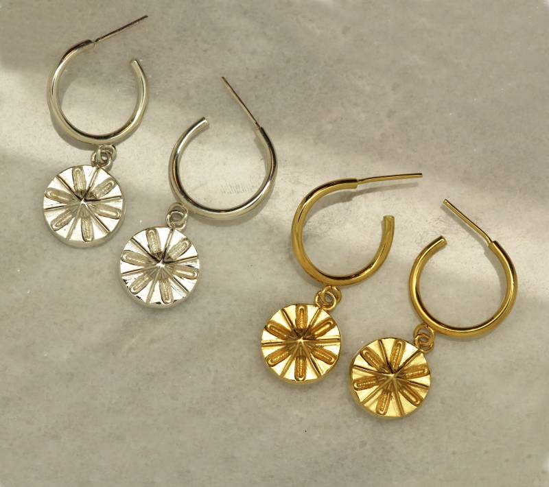 Charm Ohrringe Blume Scheibe Gold/Silber, Kreisförmiger Blumenburst Charm, 18Ct Gold Vermeil, Sterling Silber, Geschenke Für Sie, Geschenkideen Charm Ohrringe Blume Scheibe Gold/Silber, Kreisförmiger Blumenburst Charm, 18Ct Gold Vermeil, Sterling Silber, Geschenke Für Sie, Geschenkideen von EttaBurtonJewellery