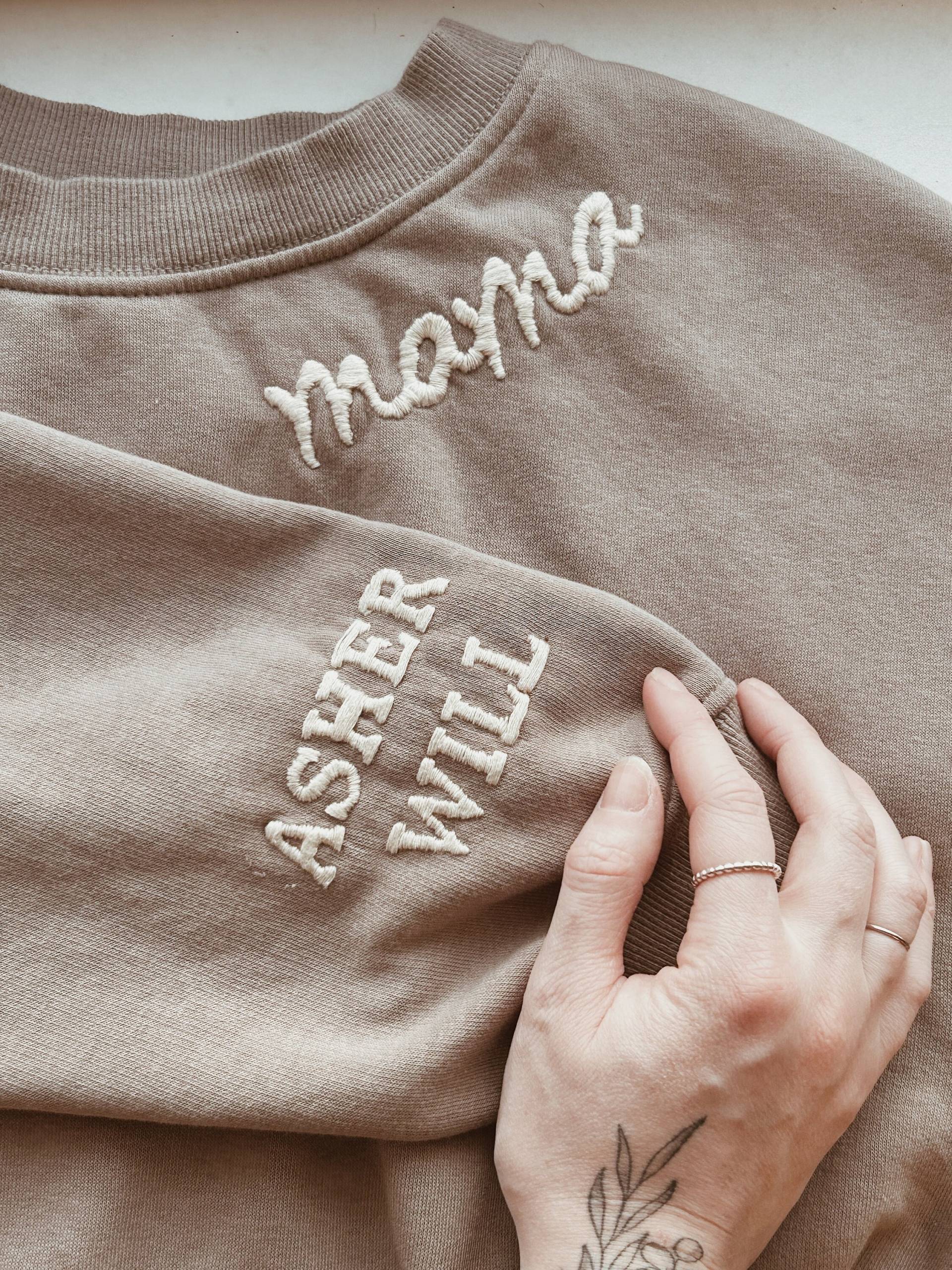 Individuell Bestickter Pullover | Name Gestickter Rundhalsausschnitt Mama Personalisierte Bestickte Hand Bestickt von EucandOlive